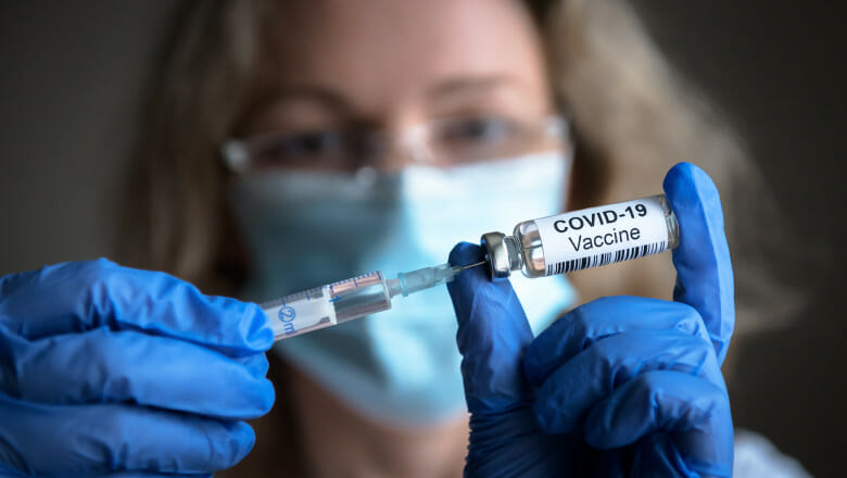 Categoriile de persoane care vor face patru doze de vaccin anti-Covid: trei în schema inițială, iar a patra la șase luni după
