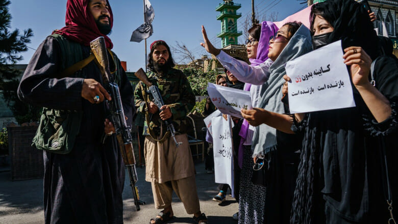 Femeile din Kabul îi sfidează pe talibani. S-au întors la muncă, la școală și merg din nou singure pe stradă