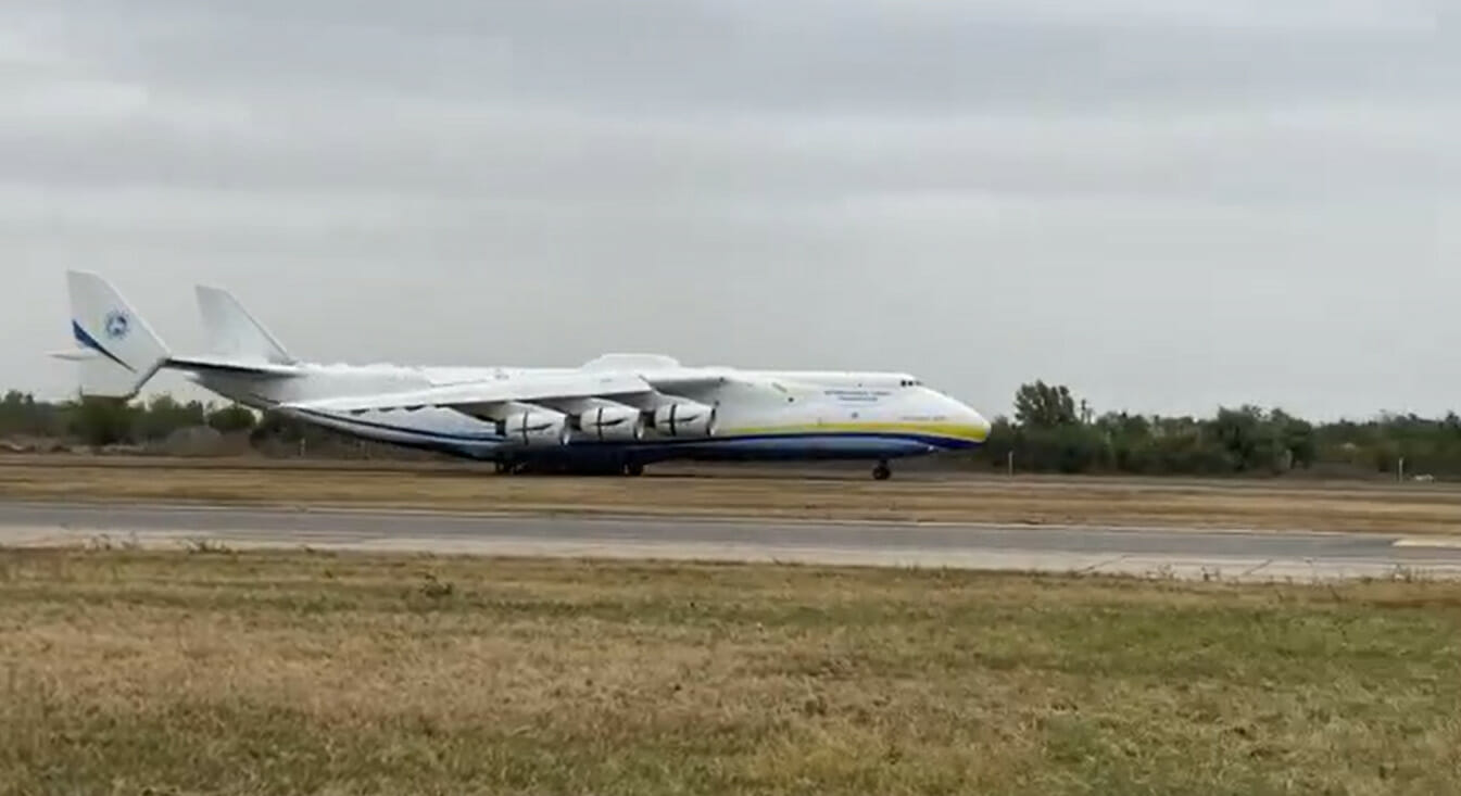 Cel mai mare avion din lume a aterizat pe OTOPENI! VIDEO