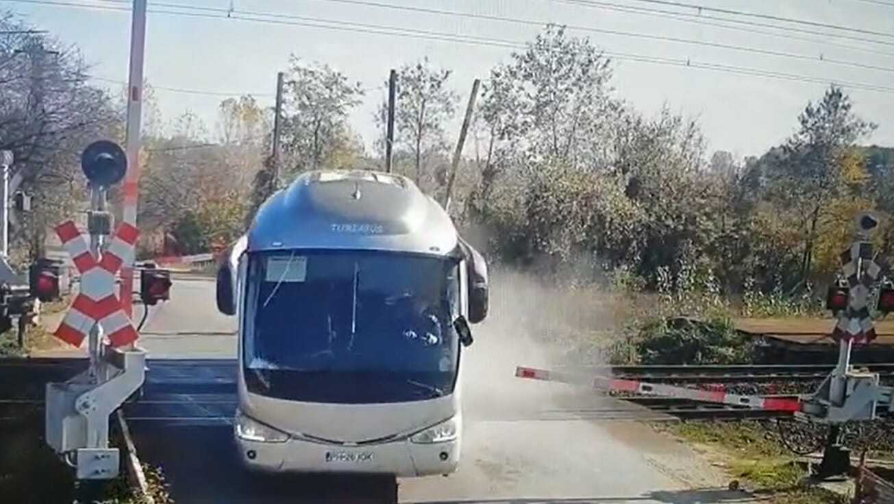 INCONȘTIENȚĂ! Un autocar spulberă barierele de la calea ferată VIDEO