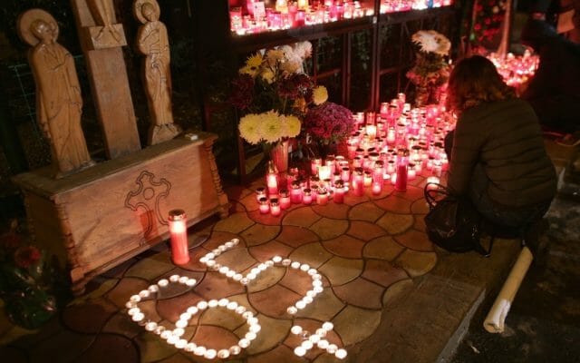 6 ani de la tragedia de la Colectiv. Slujbă de pomenire pentru victime la biserica „Sfântul Nicolae” – Broşteni şi în faţa fostului club