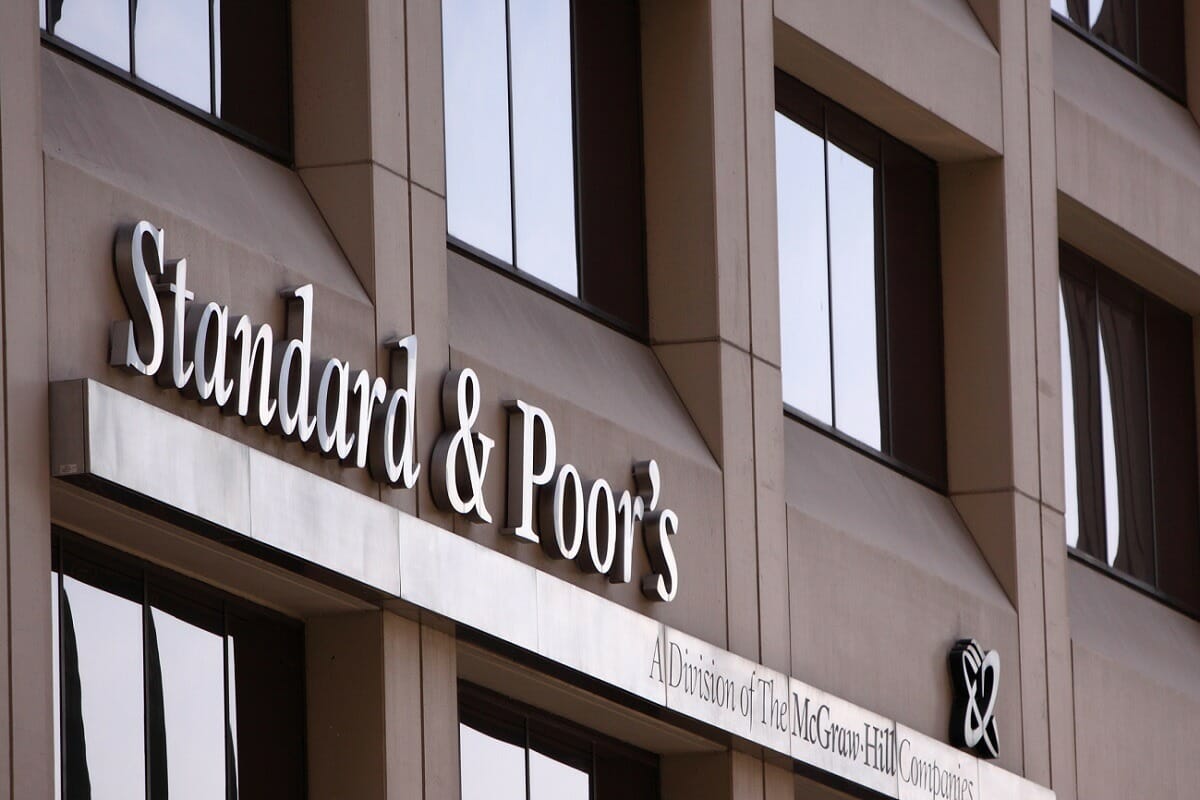 Standard & Poor’s menține rating-ul României. Riscuri dacă bugetul deraiază din cauza blocajului politic