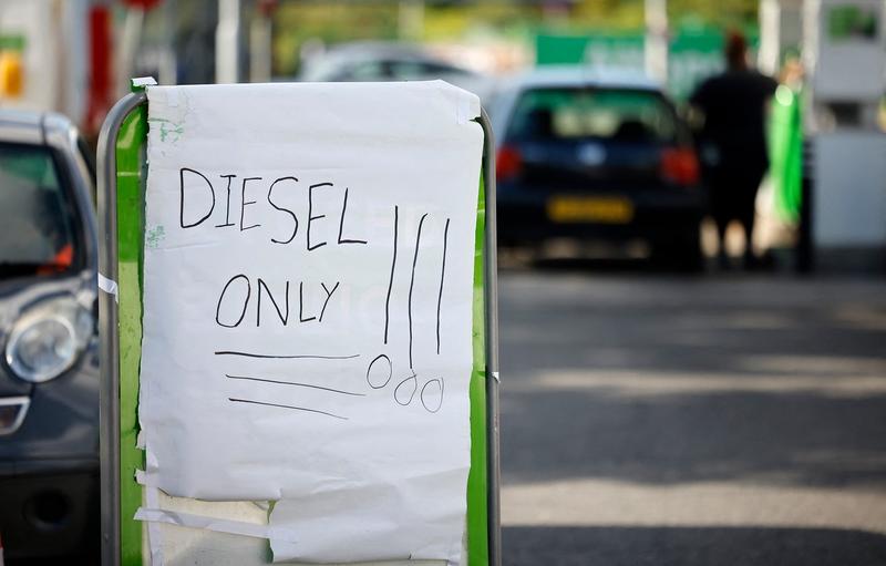 Benzinăriile goale din Marea Britanie: Aproximativ 200 de militari vor fi mobilizați de luni pentru a transporta combustibil