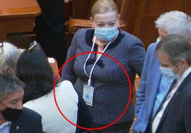 Deputată PSD cu medalion „anti-covid” în Parlament. Ea a fost și secretar de stat în Ministerul Sănătății
