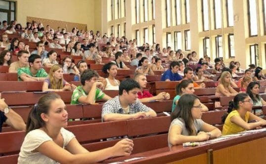 Studenții români iau atitudine în plină pandemie. Ei vor fi primii care se vor vaccina în totalitate