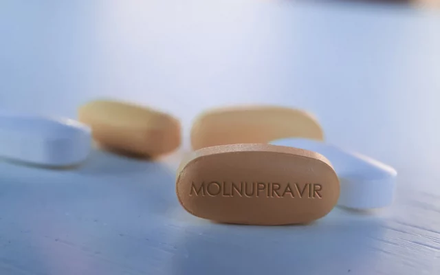Molnupiravir, tratamentul oral antiviral pentru COVID-19, a fost autorizat în Marea Britanie