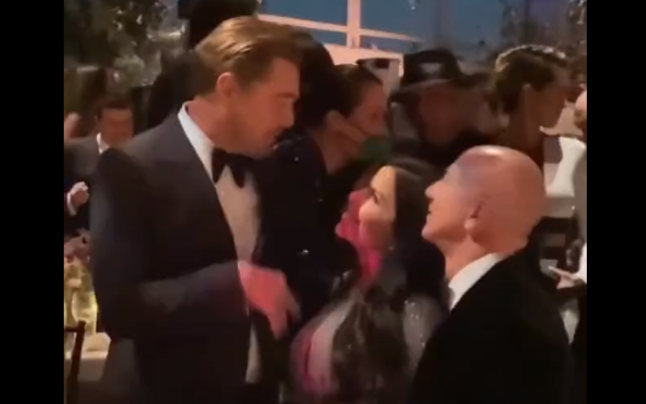 Bezos, pus pe glume după ce iubita sa nu şi-a putut lua ochii de la Leonardo DiCaprio: „Leo, vino aici, vreau să îţi arăt ceva”