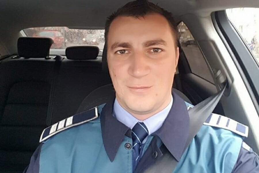 Polițistul Godină a ajutat la organizarea unui flagrant în cazul unui medic care ceruse 10.000 de lei