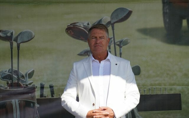 Președintele Iohannis a jucat din nou golf, duminică, la Pianu de Jos