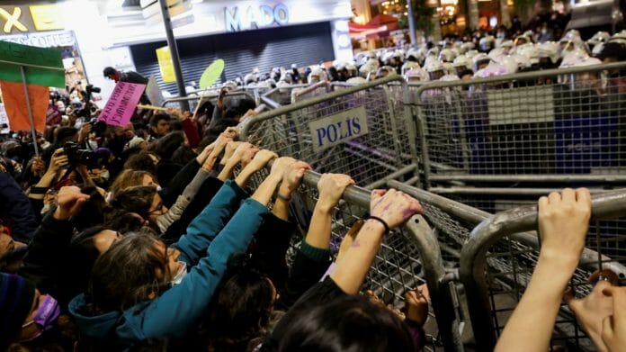 VIDEO Revoluție la Istanbul! Confruntări violente între femei și polițiști. S-au folosit gaze lacrimogene