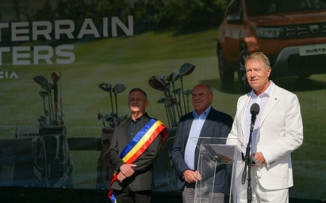 SURSE: Iohannis a jucat golf la Pianu de Jos în ziua în care se comemorau 6 ani de la Colectiv