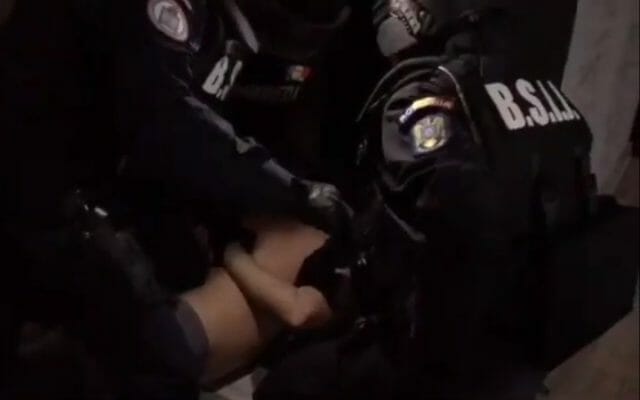 Suspect de trafic de persoane, în timp ce este imobilizat de mascați: „Băi, chem poliția!” VIDEO