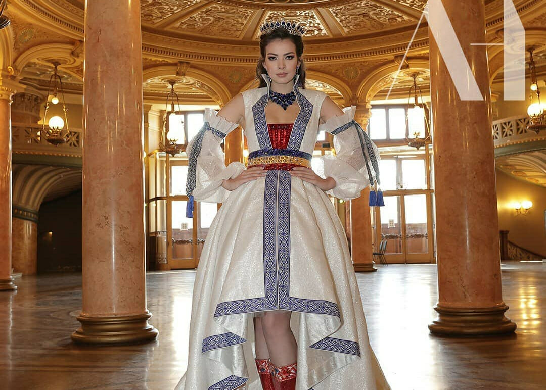 Cea mai scumpă rochie de inspirație tradițională românească a costat 20.000 euro. Are drapel din 10.000 cristale Swarowski