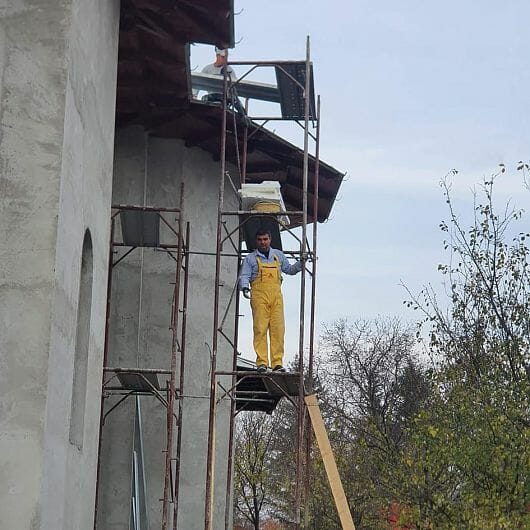 Faza zilei: Primarul din Răstoaca, lucrând pe schela montată pentru refacerea Bisericii „Cuvioasa Parascheva”