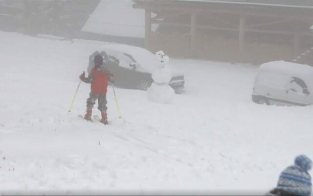 Zăpadă și aglomerație în stațiunile de la munte. La Rânca ninge de două zile, iar în Poiana Brașov s-a depus deja primul strat