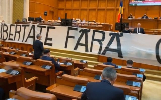 AUR, scandal pe tema Certificatului Covid: Banner imens în plenul Parlamentului