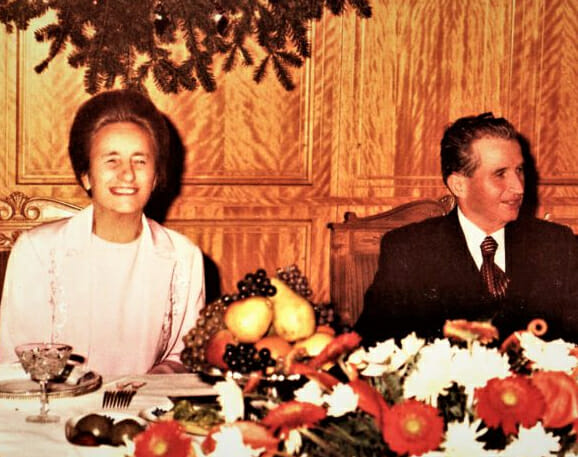 Revelionul lui Nicolae Ceaușescu. Unde își plăcea să petreacă, ce mâncare, băutură și muzică prefera! Decorul: 20 de tone de crenguțe și 50 km de ghirlande