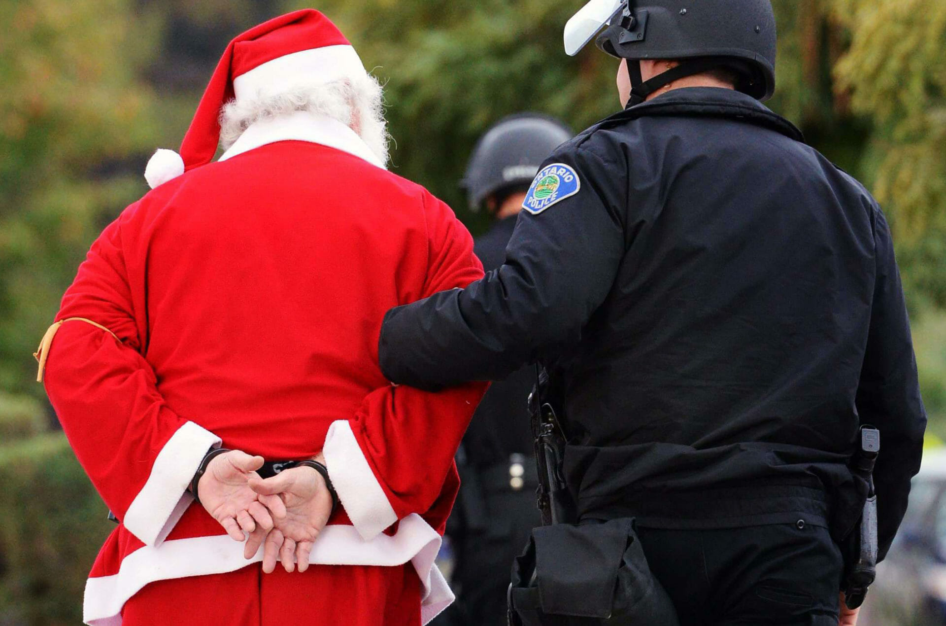 Moș Crăciun, reținut de poliție pentru că nu purta mască! VIDEO cu incidentul ce a provocat valuri de indignare