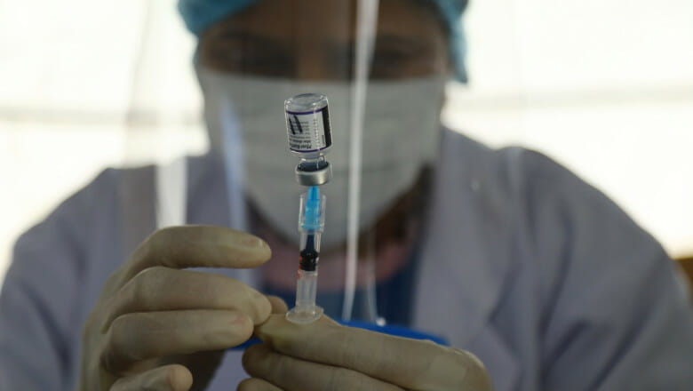 Vaccinul Pfizer oferă „protecţie parţială” împotriva variantei Omicron. Sunt necesare trei doze