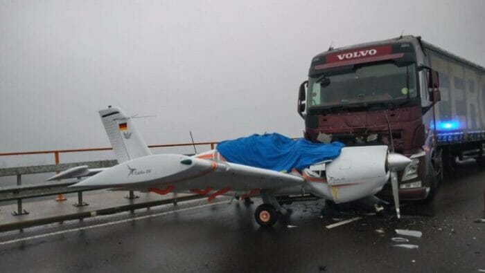Un român s-a izbit cu TIR-ul de un avion, pe o autostradă din Germania