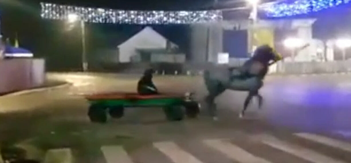 Ca la noi, la nimeni! Drifturi cu căruța în centrul unui oraș din Botoșani VIDEO