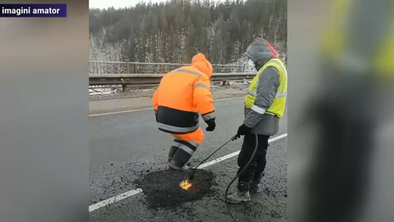 VIDEO Prahova: Cum se face asfaltarea cu piciorul. Imaginile au devenit virale