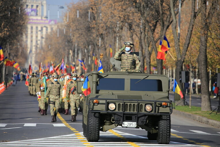A început parada militară de la Arcul de Triumf. Klaus Iohannis și Nicolae Ciucă, la tribuna oficială VIDEO
