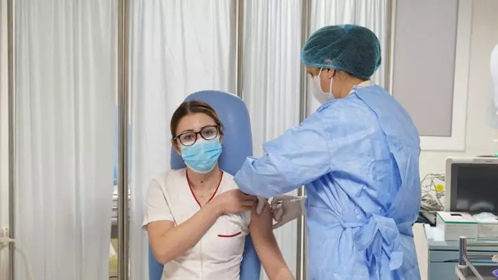 Un an de la prima vaccinare în România. Ce face acum asistenta care a fost primul român imunizat