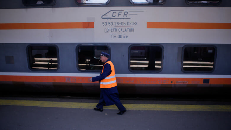 Protestul de la CFR ia amploare. Zeci de trenuri nu au mai plecat din gări ori s-au oprit în câmp
