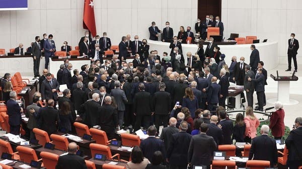 BĂTAIE în Parlament! Deputații din două partide și-au împărțit pumni VIDEO
