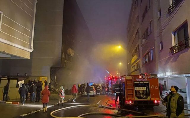 VIDEO Incendiu de proporţii în parcarea subterană a unui bloc din Constanţa