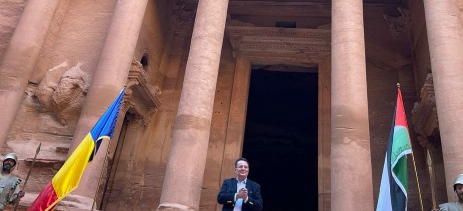 Drapelul României, arborat la Petra, unul din cele mai cunoscute obiective turistice din lume