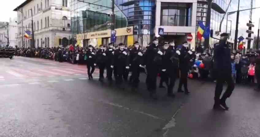 „BĂTAIE de joc”: Un pluton de jandarmi a defilat în glumă la Cluj