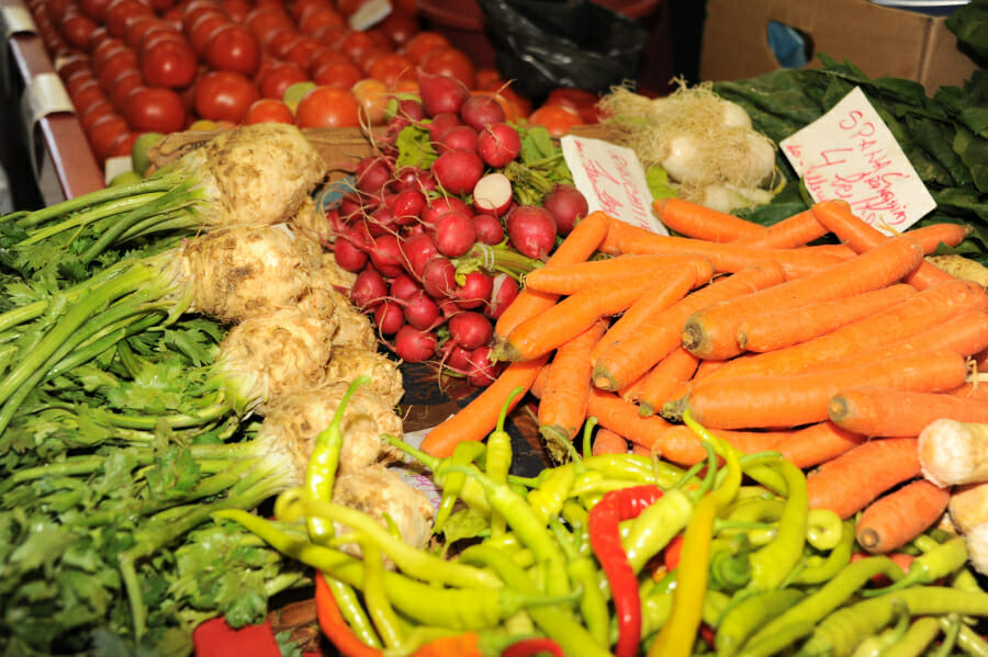 Surse: Toate vânzările de legume, fructe, flori vor fi făcute pe factură electronică de la 1 ianuarie