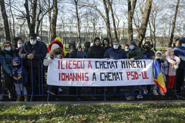 Protest împotriva lui Klaus Iohannis, la parada de 1 Decembrie