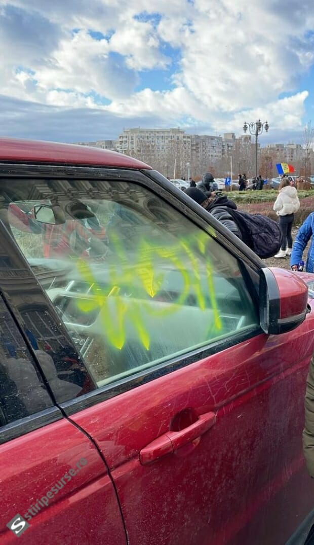 Mașinile ambasadorilor Japoniei și SUA în România au fost vandalizate de către protestatari VIDEO