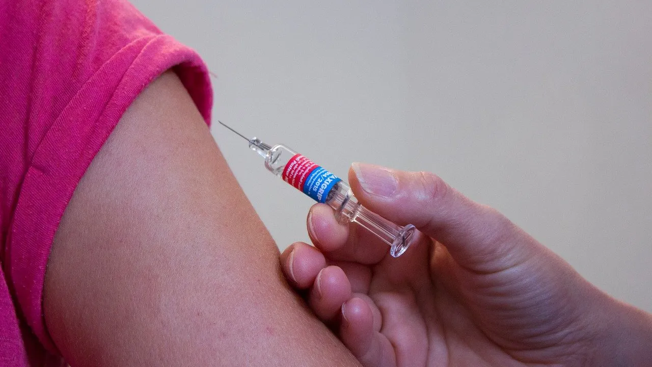 O tânără le-a cerut medicilor să îi scoată vaccinul din corp