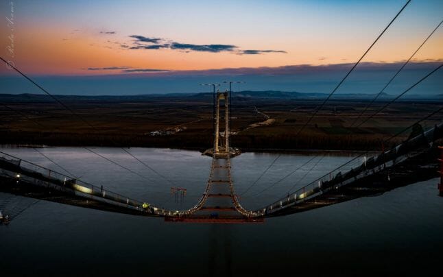 Podul de la Brăila a ajuns la o nouă etapă spectaculoasă. Se montează clemele pentru cablurile verticale VIDEO