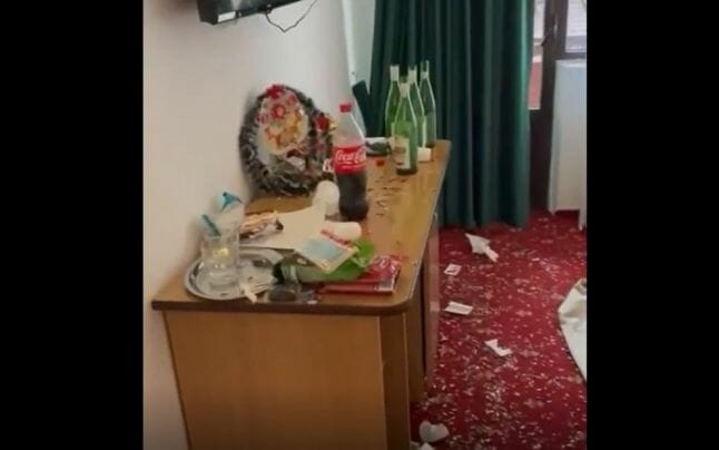Cum arată o cameră de hotel distrusă de clienţi. „Turist în România… S-au întors valorile acasă…” VIDEO