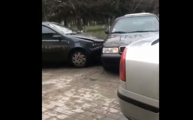 VIDEO Viralul zilei vine din Caracal: un tânăr bușește intenționat mașina altui șofer care apoi își face dreptate cu parul