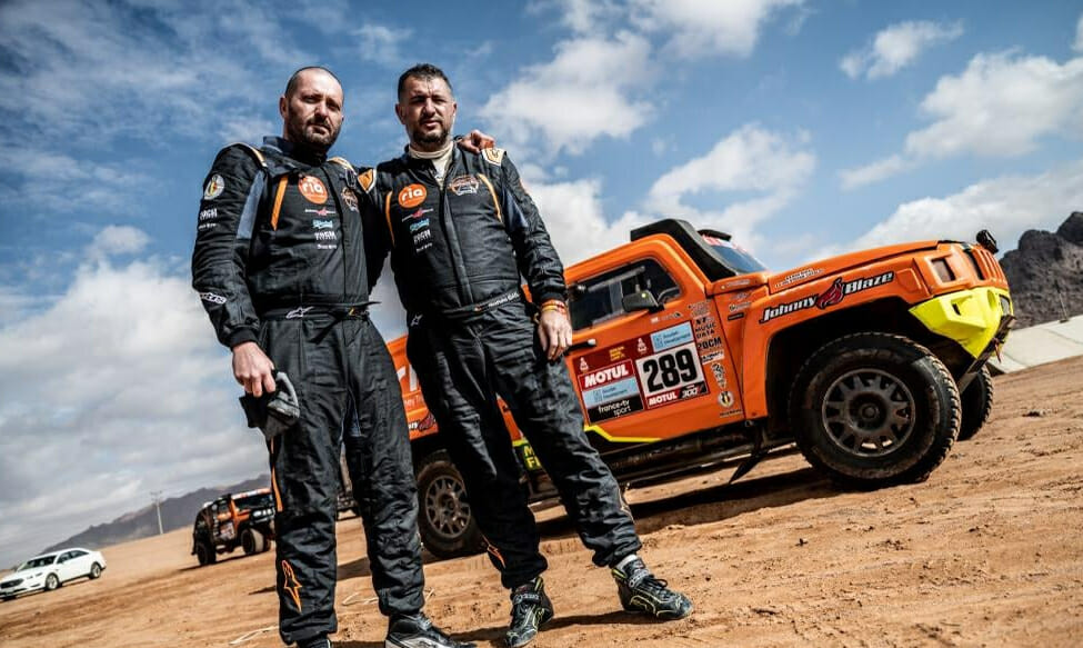 Au scris istorie! Cheloo de la Paraziții& Mihai Ban, primul echipaj auto românesc ce termină Raliul Dakar