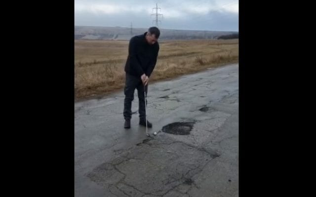 VIDEO Protest inedit în Vaslui: un localnic a jucat golf în găurile din asfalt, cu aluzie la președintele Iohannis