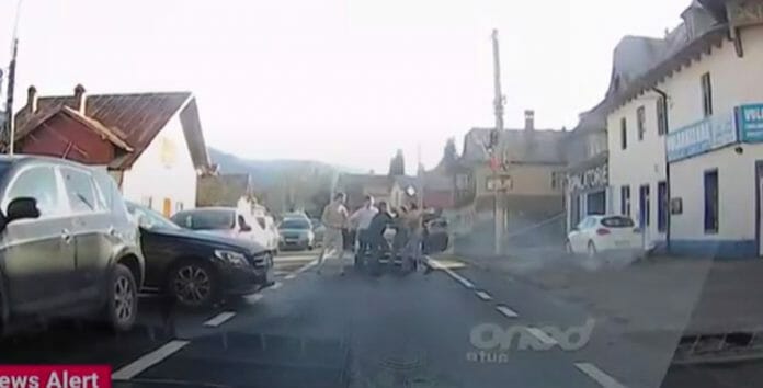 VIDEO: Bătaie pe DN1, în Poiana Țapului, după manevra unui șofer