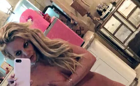 Britney Spears șochează pozând total indecent! Goală după ce a scăpat de tutela părinților, la 40 de ani /FOTO