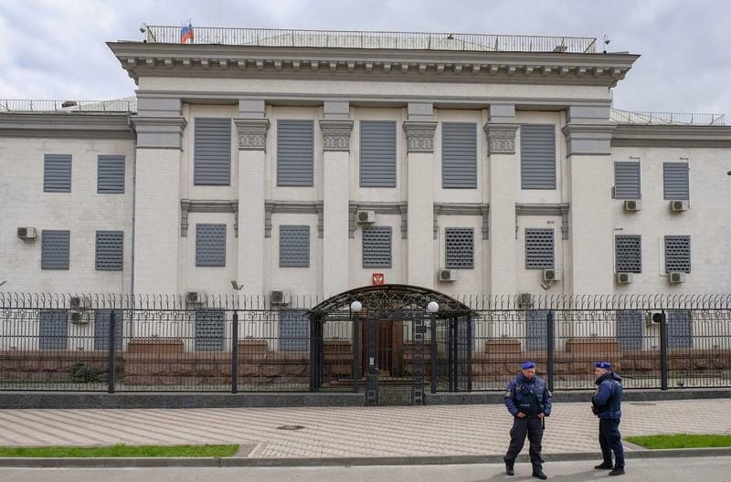 Ce urmărește PUTIN? Rusia a început să-și evacueze ambasada de la Kiev
