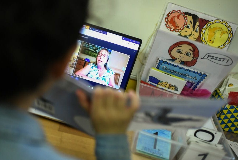 Școala românească în 2021: Elevii i-au învățat pe dascăli cum e cu online-ul