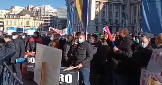Protest la fereastra premierului Ciucă: ‘Urgent solicităm să limiteze preţurile aplicate la energie şi gaz”