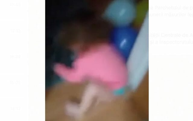 Fetiță de 2 ani, bătută ”în direct”, pe Facebook, de mamă! Femeia a fost reținută