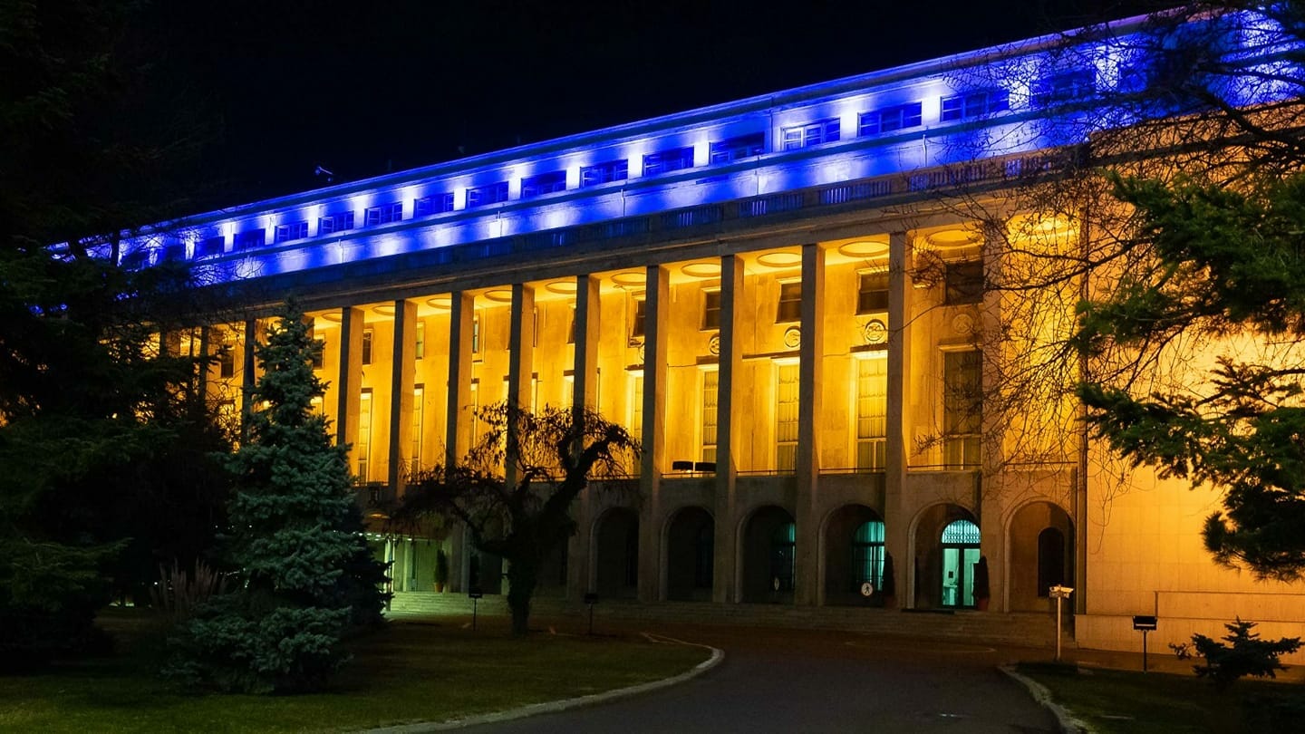 Palatul Victoriei, iluminat în culorile drapelului Ucrainei