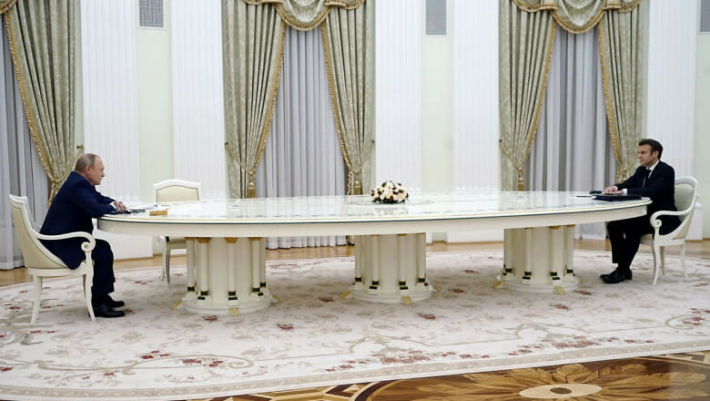 Cine a construit celebra masă albă, la care Putin i-a primit pe liderii occidentali. Astăzi ar costa „probabil 100.000 de euro”